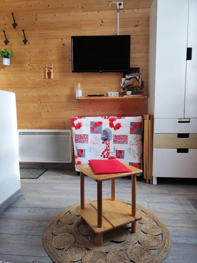 Le Petit Nid Rouge Apartment Ustou ภายนอก รูปภาพ